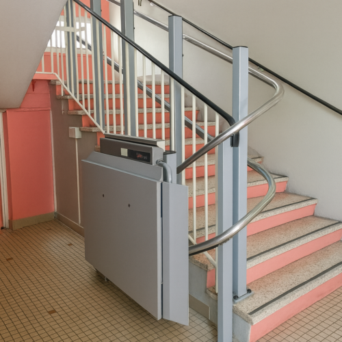 plateforme-pour-monte-escalier-courbe-ecole-archicourt-rez-de-chaussee-profil-gauche-juin-2026