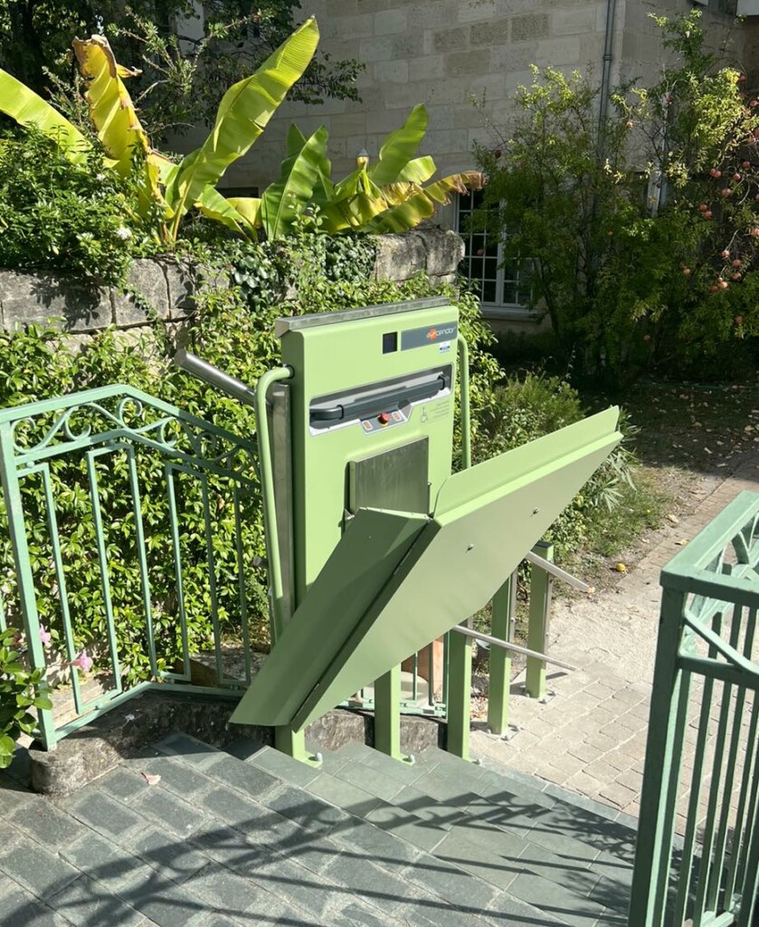 Plateforme Monte-Escalier ASCENDOR PLG7 Extérieur Bordeaux