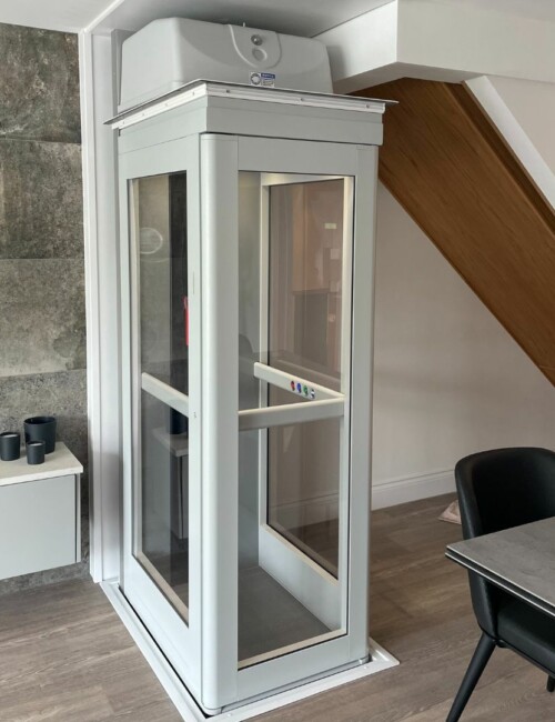 ascenseur-privatif-blanc-interieur-maison-pollock-france-accessibilite