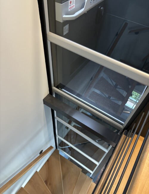 elevateur-privatif-vue-de-haut-noir-entierement-vitree-moderne-france-accessibilite