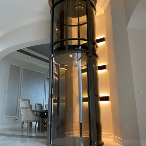 magnifique-elevateur-pneumatique-pve-noir-interieur-maison-design-france-accessibilite