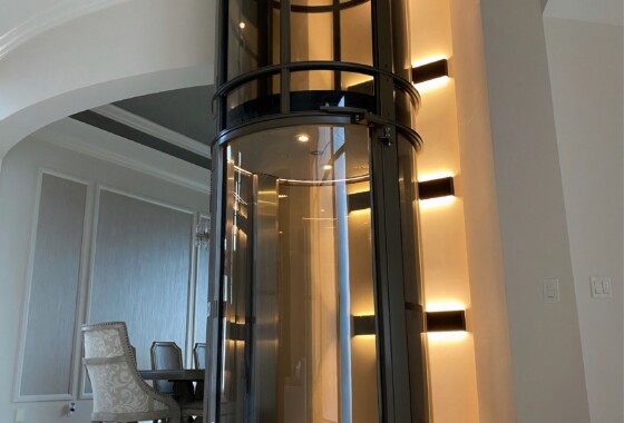 magnifique-elevateur-pneumatique-pve-noir-interieur-maison-design-france-accessibilite