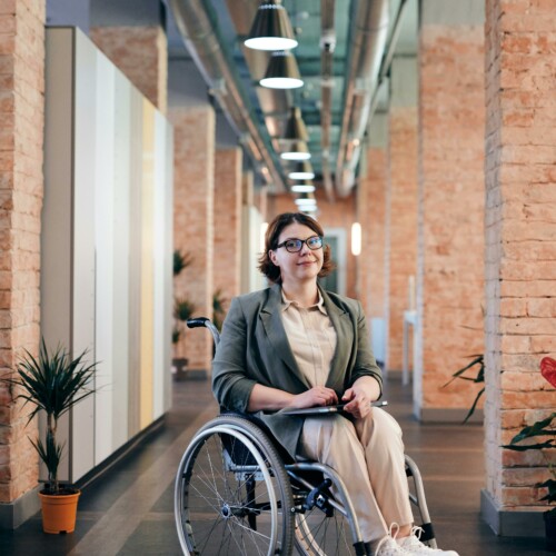 personne-en-fauteuil-roulant-entreprise-accessible-solutions-pmr-france-accessibilite
