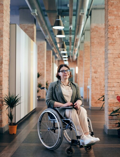 personne-en-fauteuil-roulant-entreprise-accessible-solutions-pmr-france-accessibilite