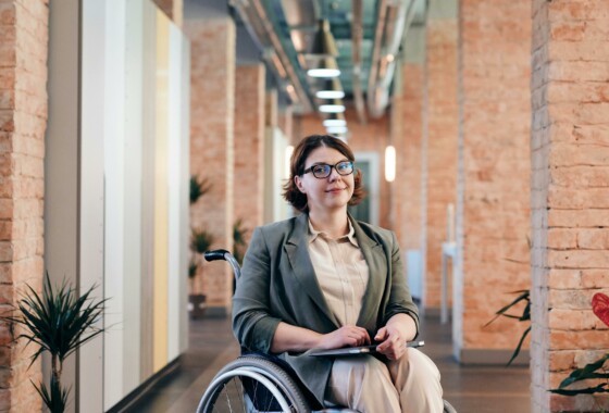 personne-en-fauteuil-roulant-entreprise-accessible-solutions-pmr-france-accessibilite