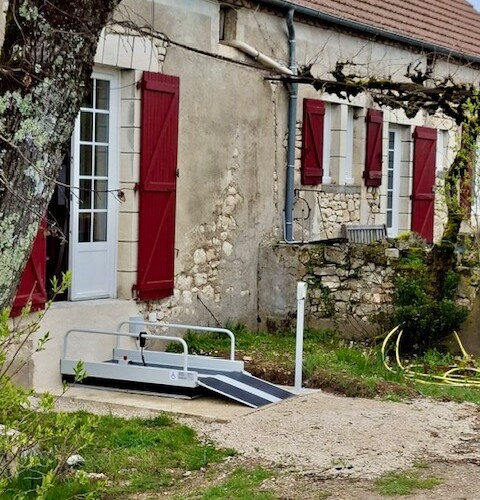 petite-plateforme-elevatrice-pmr-maison-exterieur-lot-et-garonne-vue-de-profil-maison-pierre