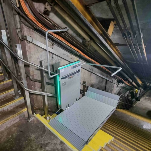 plateforme-monte-escalier-eurotunnel-vue-de-pres-escalier-droit-elevanor
