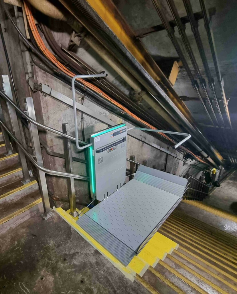 plateforme-monte-escalier-eurotunnel-vue-de-pres-escalier-droit-elevanor
