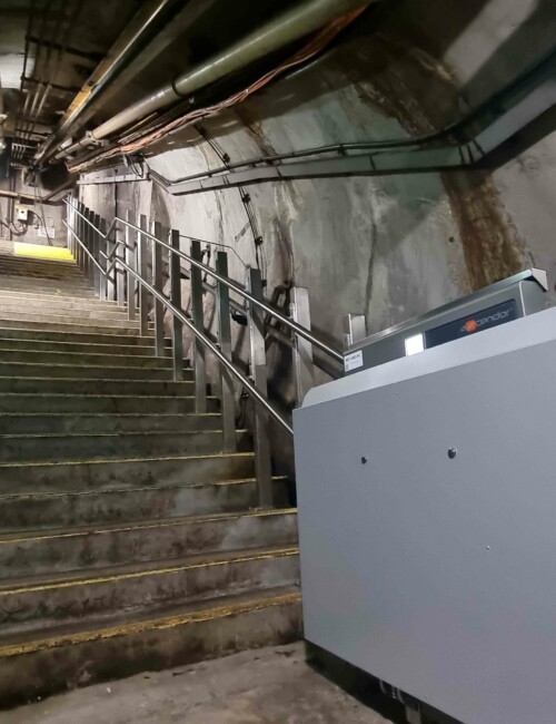 plateforme-monte-escalier-eurotunnel-vue-de-profil-escalier-droit-elevanor