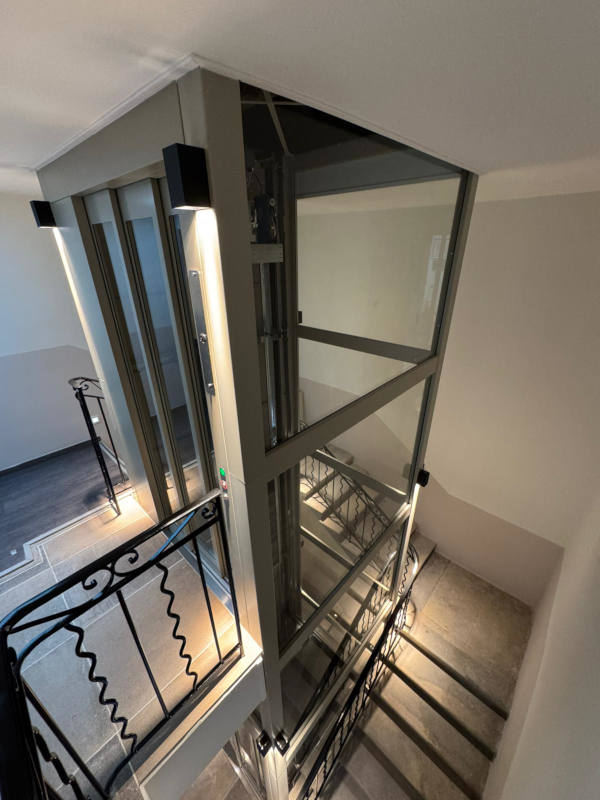 ascenseur-privatif-interieur-vue-haut-domaine-du-colombier-malataverne-sema-france-accessibilite
