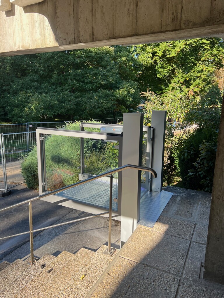 elevateur-pmr-vertical-franchir-quelques-marches-fauteuil-roulant-juin-2026