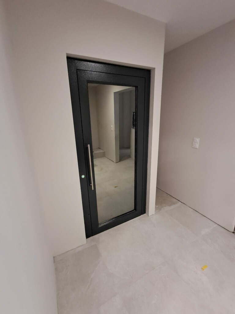elevateur-privatif-vue-face-rdc-pour-jeune-adulte-narbonne-aude-midilev-france-accessibilite