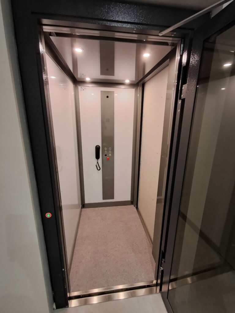 elevateur-privatif-vue-interieur-pour-jeune-adulte-narbonne-aude-midilev-france-accessibilite