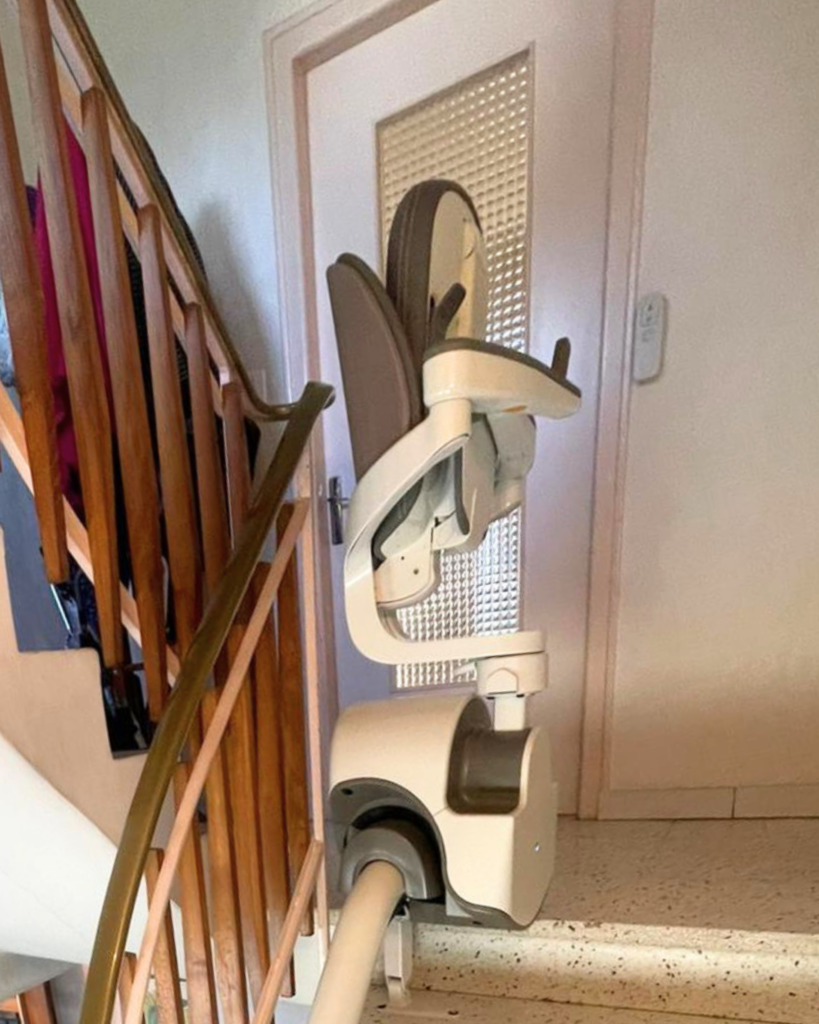fauteuil-monte-escalier-electrique-interieur-vue-profil-saone-et-loire-71-af2r
