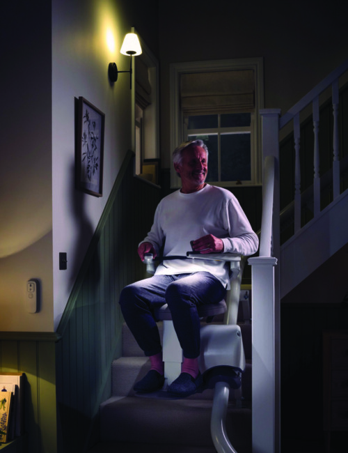 fauteuil-monte-escalier-lumiere-homme-assis-photo-vue-en-face