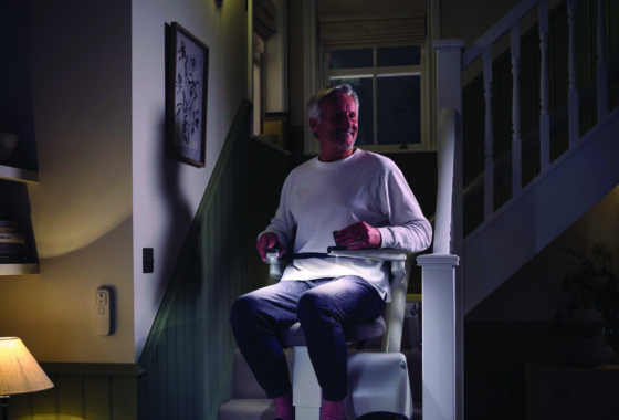 fauteuil-monte-escalier-lumiere-homme-assis-photo-vue-en-face