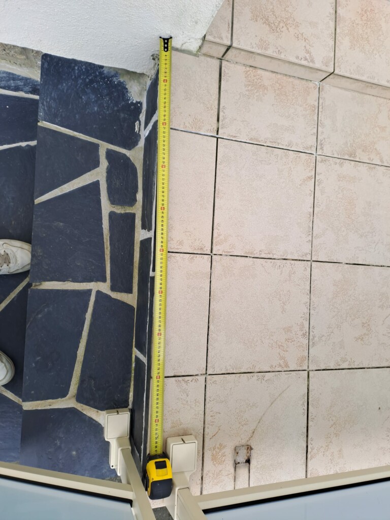 plateforme-monte-escalier-grise-standard-mesures-palier-pelerin-accessibilite