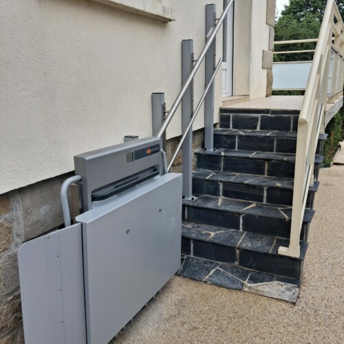 plateforme-monte-escalier-grise-standard-profil-droit-pelerin-accessibilite