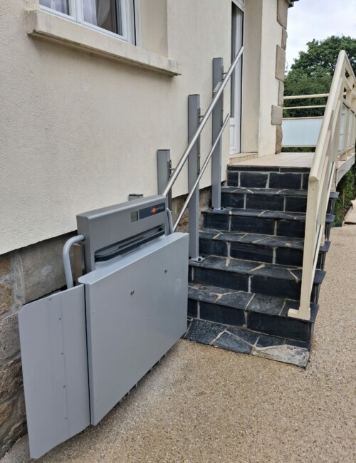 plateforme-monte-escalier-grise-standard-profil-droit-pelerin-accessibilite