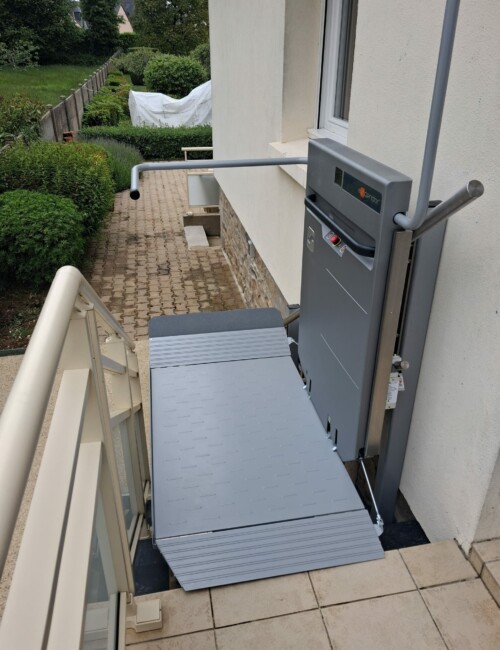 plateforme-monte-escalier-grise-standard-profil-gauche-pelerin-accessibilite