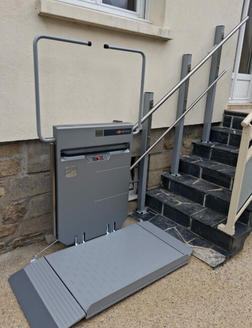 plateforme-monte-escalier-grise-standard-vue-devant-pelerin-accessibilite