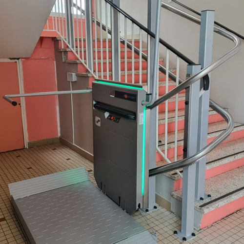 plateforme-pour-monte-escalier-courbe-ecole-archicourt-rez-de-chaussee-profil-gauche-depliee-juin-2026