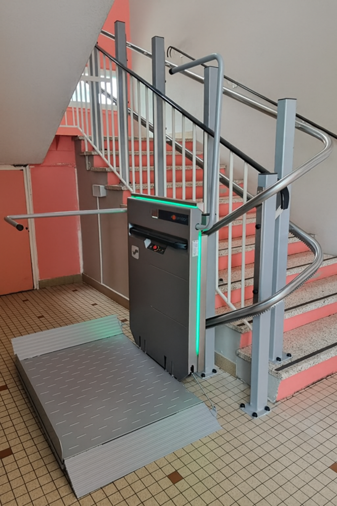 plateforme-pour-monte-escalier-courbe-ecole-archicourt-rez-de-chaussee-profil-gauche-depliee-juin-2026