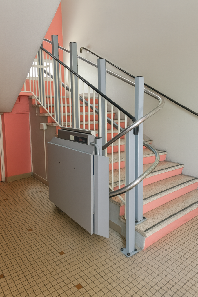 plateforme-pour-monte-escalier-courbe-ecole-archicourt-rez-de-chaussee-profil-gauche-juin-2026