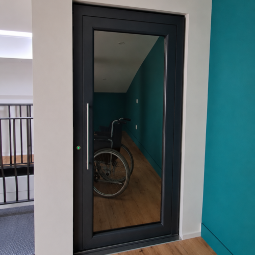 elevateur-pmr-jeune-adulte-reflet-fauteuil-roulant