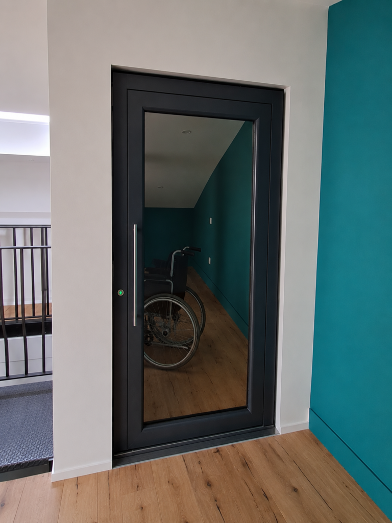elevateur-pmr-jeune-adulte-reflet-fauteuil-roulant