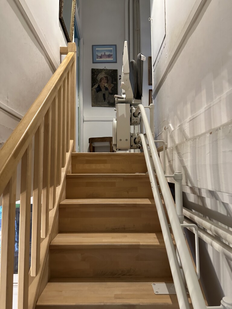 fauteuil-monte-escalier-siege-couleur-gris-denee-particulier-etage-vue-contreplongee