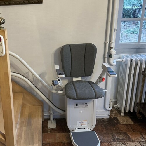 fauteuil-monte-escalier-siege-couleur-gris-denee-particulier-rdc-vue-de-face