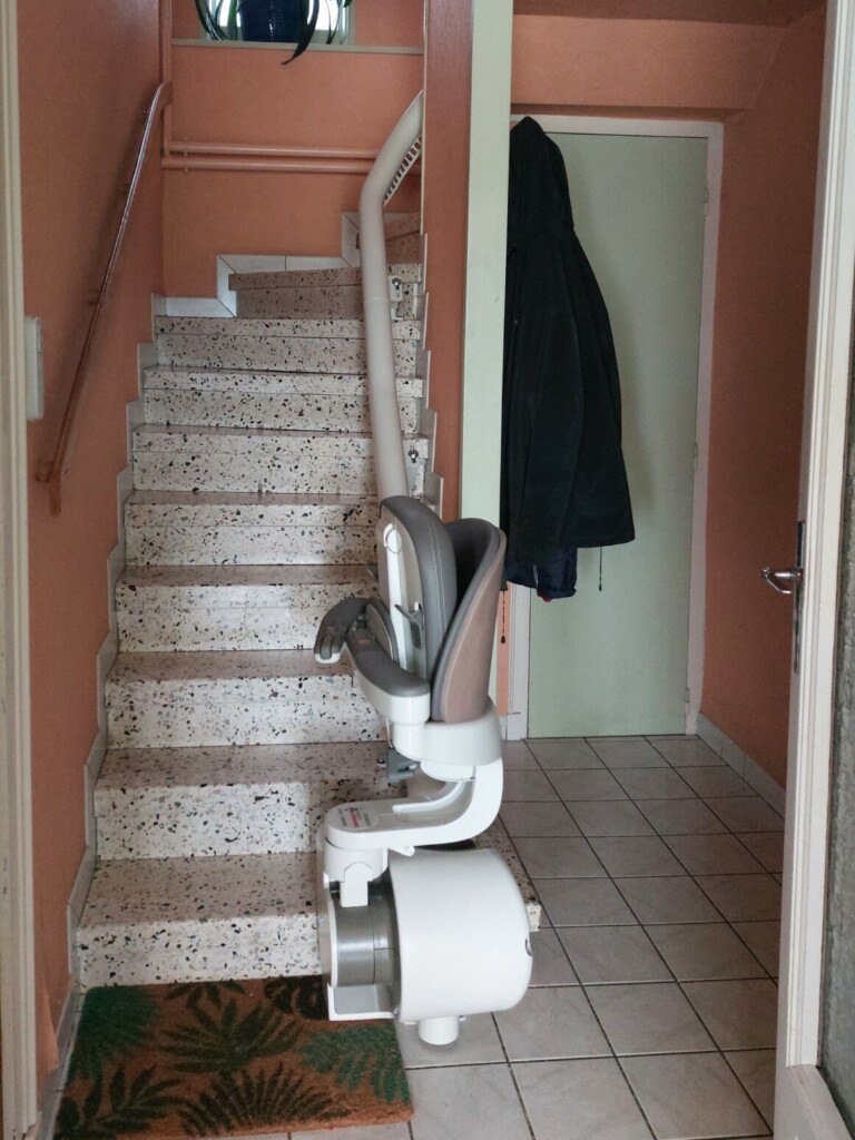 fauteuil-monte-escaliers-rez-de-chaussee-maison-interieur-orange-photo-vue-face-accoudoirs-fermes