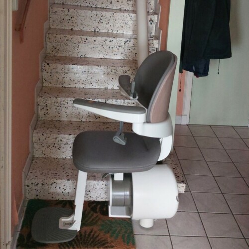 fauteuil-monte-escaliers-rez-de-chaussee-maison-interieur-orange-photo-vue-face-accoudoirs-ouverts