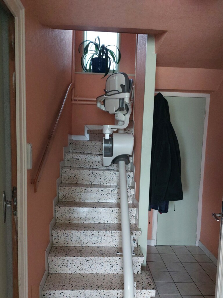 fauteuil-monte-escaliers-rez-de-chaussee-maison-interieur-orange-photo-vue-face-en-montee