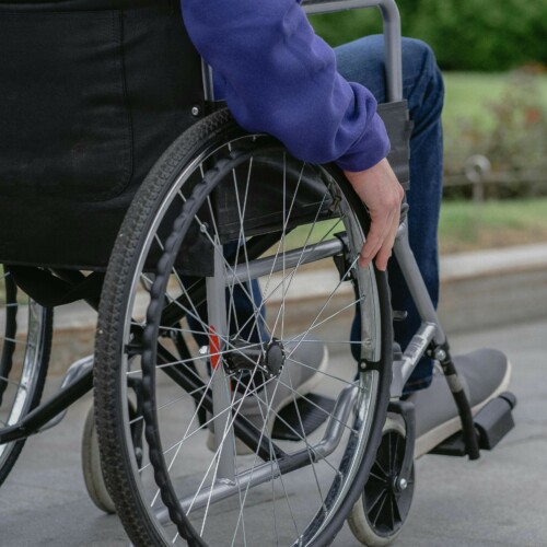 personne a mobilite reduite qui se deplace en fauteuil roulant