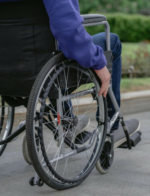 personne a mobilite reduite qui se deplace en fauteuil roulant