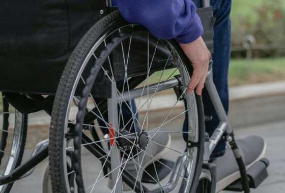 personne a mobilite reduite qui se deplace en fauteuil roulant