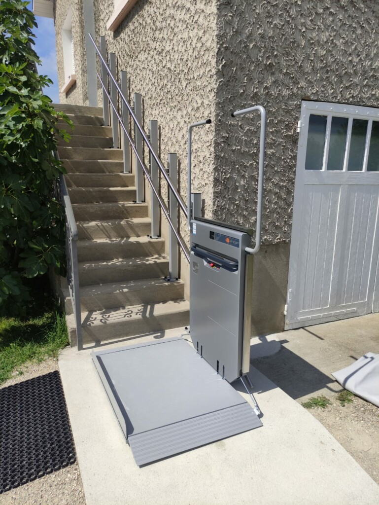 plateforme-monte-escalier-ascendor-exterieur-au-pied-de-escalier-chez-particulier