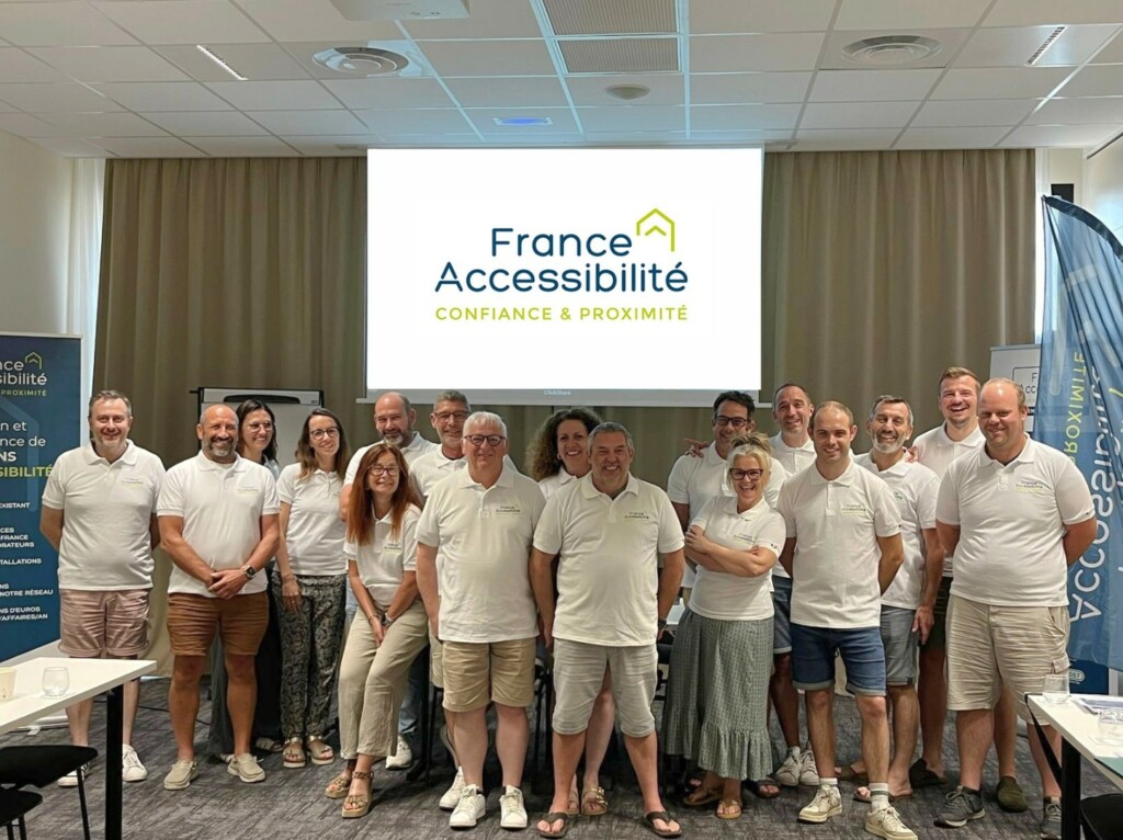 adhérents du réseau qui posent pour une photo de groupe en salle de reunion