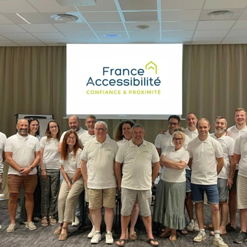 adhérents du réseau qui posent pour une photo de groupe en salle de reunion