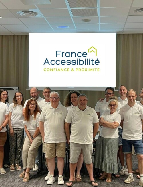 adhérents du réseau qui posent pour une photo de groupe en salle de reunion