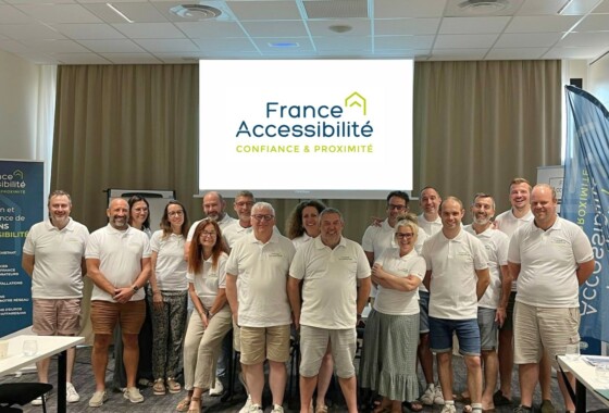 adhérents du réseau qui posent pour une photo de groupe en salle de reunion
