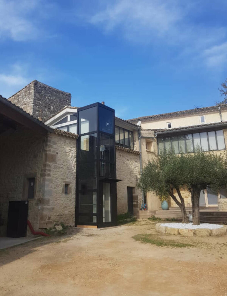 vue de l'ensemble de la cabine dans une demeure avec facade en pierre