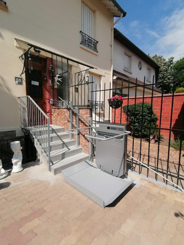 plateforme-monte-escalier-particulier-devant-entree-maison-individuelle-juin-2026