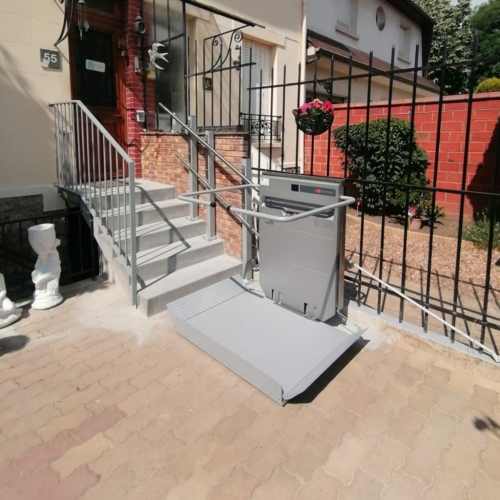 plateforme-monte-escalier-particulier-devant-entree-maison-individuelle-juin-2026