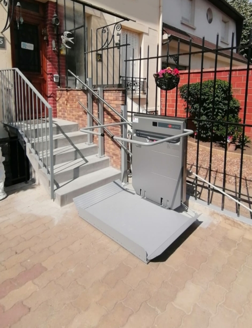 plateforme-monte-escalier-particulier-devant-entree-maison-individuelle-juin-2026