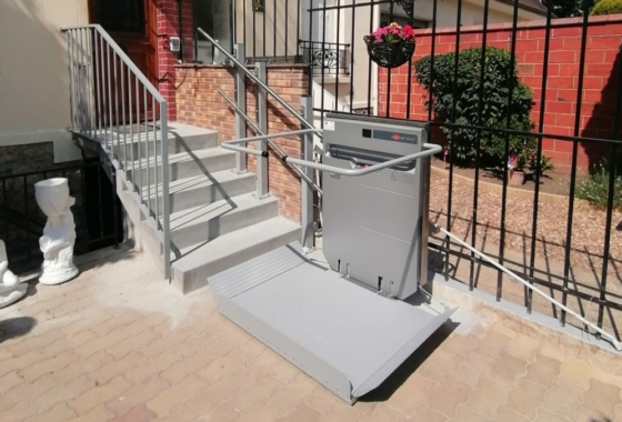 plateforme-monte-escalier-particulier-devant-entree-maison-individuelle-juin-2026