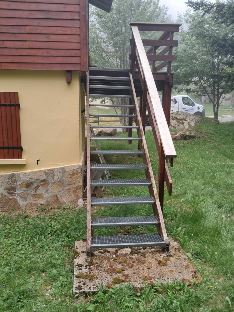 avant-installation-fauteuil-monte-escalier-formigueres-vue-face-septembre-2026