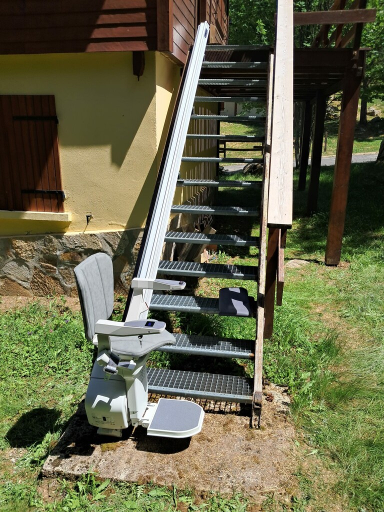 fauteuil-monte-escalier-ouvert-formigueres-vue-profil-pied-escalier-septembre-2026